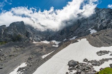 Güzel bir yürüyüş ve Almanya 'nın en yüksek dağı olan Ehrwald ve Eibsee yakınlarındaki Zugspitze' ye tırmanma.