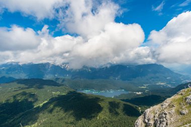 Güzel bir yürüyüş ve Almanya 'nın en yüksek dağı olan Ehrwald ve Eibsee yakınlarındaki Zugspitze' ye tırmanma.