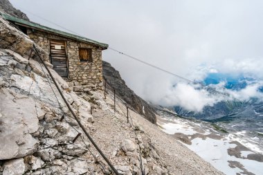Güzel bir yürüyüş ve Almanya 'nın en yüksek dağı olan Ehrwald ve Eibsee yakınlarındaki Zugspitze' ye tırmanma.
