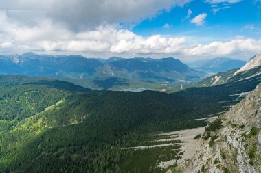 Güzel bir yürüyüş ve Almanya 'nın en yüksek dağı olan Ehrwald ve Eibsee yakınlarındaki Zugspitze' ye tırmanma.