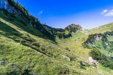 Lachenspitze üzerinde dağ turu Ferrata üzerinden Lachenspitze 'ye. Vilsalpsee 'den Traualpsee ve Landsberger kulübesine doğru yükseldi.