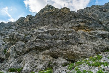 Lachenspitze üzerinde dağ turu Ferrata üzerinden Lachenspitze 'ye. Vilsalpsee 'den Traualpsee ve Landsberger kulübesine doğru yükseldi.