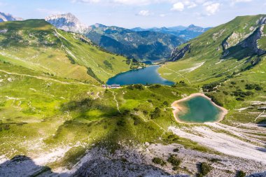 Lachenspitze üzerinde dağ turu Ferrata üzerinden Lachenspitze 'ye. Vilsalpsee 'den Traualpsee ve Landsberger kulübesine doğru yükseldi.