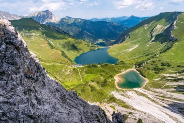 Lachenspitze üzerinde dağ turu Ferrata üzerinden Lachenspitze 'ye. Vilsalpsee 'den Traualpsee ve Landsberger kulübesine doğru yükseldi.