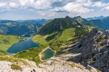 Lachenspitze üzerinde dağ turu Ferrata üzerinden Lachenspitze 'ye. Vilsalpsee 'den Traualpsee ve Landsberger kulübesine doğru yükseldi.