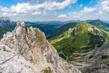 Lachenspitze üzerinde dağ turu Ferrata üzerinden Lachenspitze 'ye. Vilsalpsee 'den Traualpsee ve Landsberger kulübesine doğru yükseldi.