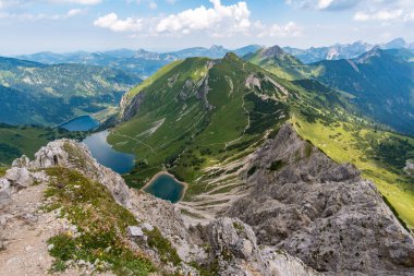 Lachenspitze üzerinde dağ turu Ferrata üzerinden Lachenspitze 'ye. Vilsalpsee 'den Traualpsee ve Landsberger kulübesine doğru yükseldi.