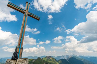 Lachenspitze üzerinde dağ turu Ferrata üzerinden Lachenspitze 'ye. Vilsalpsee 'den Traualpsee ve Landsberger kulübesine doğru yükseldi.