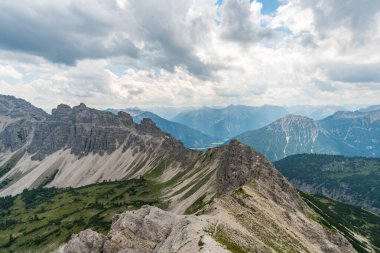 Lachenspitze üzerinde dağ turu Ferrata üzerinden Lachenspitze 'ye. Vilsalpsee 'den Traualpsee ve Landsberger kulübesine doğru yükseldi.