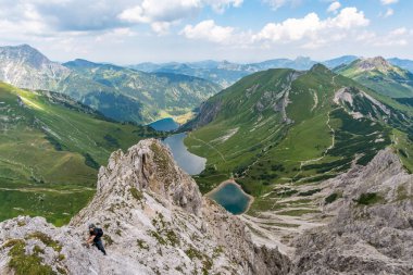 Lachenspitze üzerinde dağ turu Ferrata üzerinden Lachenspitze 'ye. Vilsalpsee 'den Traualpsee ve Landsberger kulübesine doğru yükseldi.