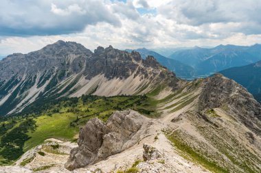 Lachenspitze üzerinde dağ turu Ferrata üzerinden Lachenspitze 'ye. Vilsalpsee 'den Traualpsee ve Landsberger kulübesine doğru yükseldi.