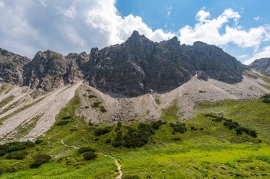 Lachenspitze üzerinde dağ turu Ferrata üzerinden Lachenspitze 'ye. Vilsalpsee 'den Traualpsee ve Landsberger kulübesine doğru yükseldi.