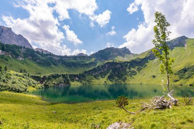 Lachenspitze üzerinde dağ turu Ferrata üzerinden Lachenspitze 'ye. Vilsalpsee 'den Traualpsee ve Landsberger kulübesine doğru yükseldi.