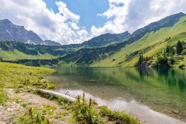 Lachenspitze üzerinde dağ turu Ferrata üzerinden Lachenspitze 'ye. Vilsalpsee 'den Traualpsee ve Landsberger kulübesine doğru yükseldi.