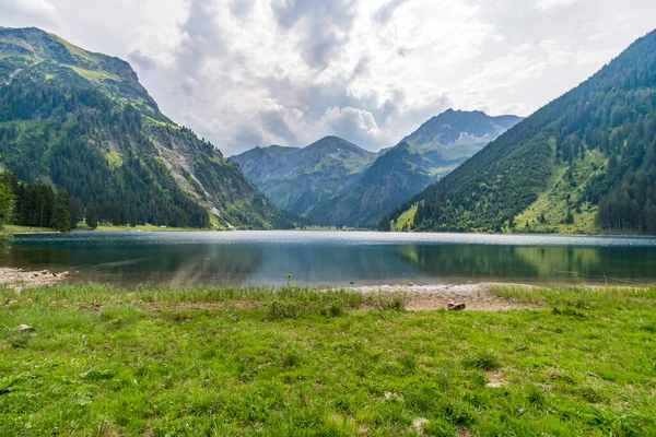 Lachenspitze üzerinde dağ turu Ferrata üzerinden Lachenspitze 'ye. Vilsalpsee 'den Traualpsee ve Landsberger kulübesine doğru yükseldi.