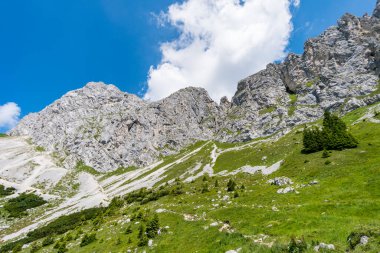 Ferrata üzerinden Rote Fluh ve Friedberg üzerinden Tannheim dağlarındaki Scharschrofen 'e dağ turu.