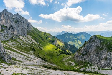 Ferrata üzerinden Rote Fluh ve Friedberg üzerinden Tannheim dağlarındaki Scharschrofen 'e dağ turu.