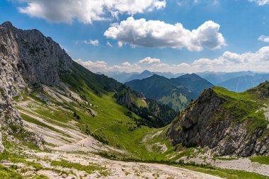 Ferrata üzerinden Rote Fluh ve Friedberg üzerinden Tannheim dağlarındaki Scharschrofen 'e dağ turu.