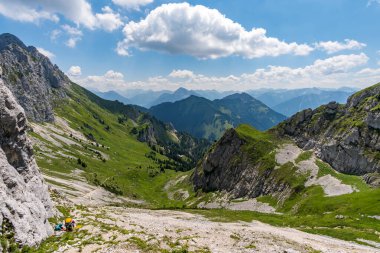 Ferrata üzerinden Rote Fluh ve Friedberg üzerinden Tannheim dağlarındaki Scharschrofen 'e dağ turu.