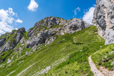 Ferrata üzerinden Rote Fluh ve Friedberg üzerinden Tannheim dağlarındaki Scharschrofen 'e dağ turu.