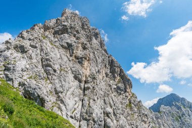 Ferrata üzerinden Rote Fluh ve Friedberg üzerinden Tannheim dağlarındaki Scharschrofen 'e dağ turu.