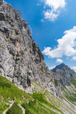 Ferrata üzerinden Rote Fluh ve Friedberg üzerinden Tannheim dağlarındaki Scharschrofen 'e dağ turu.