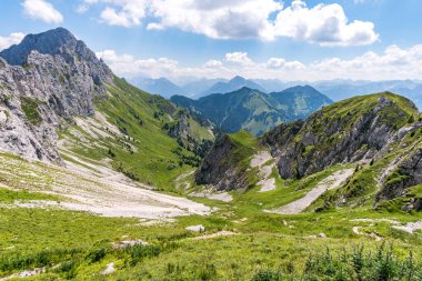 Ferrata üzerinden Rote Fluh ve Friedberg üzerinden Tannheim dağlarındaki Scharschrofen 'e dağ turu.