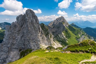 Ferrata üzerinden Rote Fluh ve Friedberg üzerinden Tannheim dağlarındaki Scharschrofen 'e dağ turu.