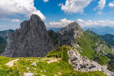 Ferrata üzerinden Rote Fluh ve Friedberg üzerinden Tannheim dağlarındaki Scharschrofen 'e dağ turu.