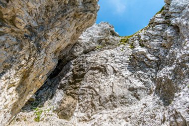 Ferrata üzerinden Rote Fluh ve Friedberg üzerinden Tannheim dağlarındaki Scharschrofen 'e dağ turu.