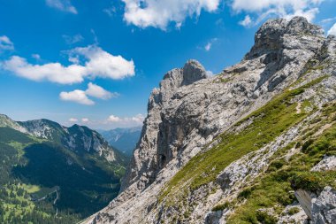 Ferrata üzerinden Rote Fluh ve Friedberg üzerinden Tannheim dağlarındaki Scharschrofen 'e dağ turu.