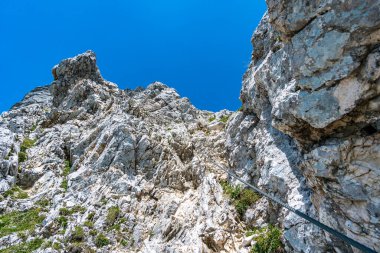 Ferrata üzerinden Rote Fluh ve Friedberg üzerinden Tannheim dağlarındaki Scharschrofen 'e dağ turu.