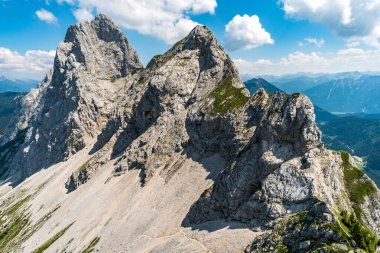 Ferrata üzerinden Rote Fluh ve Friedberg üzerinden Tannheim dağlarındaki Scharschrofen 'e dağ turu.
