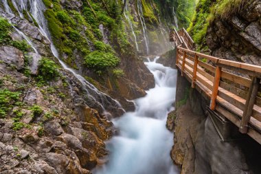 Ramsau 'daki vahşi ve romantik Wimbachklamm, Bavyera' daki Berchtesgaden manzaralarından biridir..