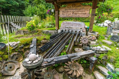 Untersberg 'in eteklerinde Almbach vahşi ve romantik Almbachklamm' a dalıyor.