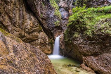 Untersberg 'in eteklerinde Almbach vahşi ve romantik Almbachklamm' a dalıyor.