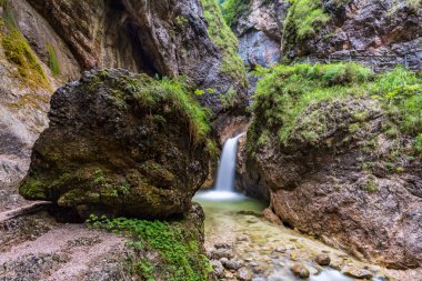 Untersberg 'in eteklerinde Almbach vahşi ve romantik Almbachklamm' a dalıyor.