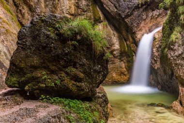 Untersberg 'in eteklerinde Almbach vahşi ve romantik Almbachklamm' a dalıyor.