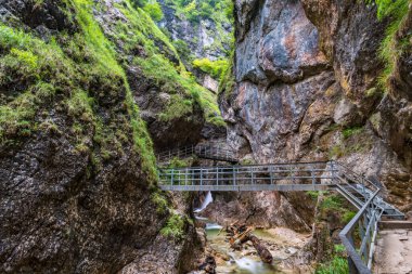 Untersberg 'in eteklerinde Almbach vahşi ve romantik Almbachklamm' a dalıyor.