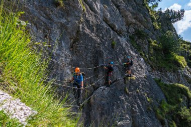 Vadinin yanındaki ferrata yolu ile spor. Asma köprüsü ve Berchtesgaden Dağları manzarası harika..