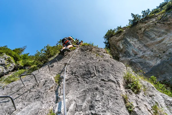 Esportes Ferrata Perto Vale Com Uma Ponte Suspensa Uma Ótima — Fotografia de Stock