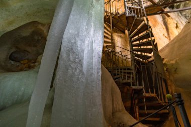 Marktschellenberg yakınlarındaki Untersberg 'deki Schellenberger buz mağarası Almanya' nın Berchtesgadener Toprakları 'ndaki en büyük buz mağarası.