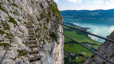 Güzel Mondsee 'deki Ferrata' dan Drachenwand 'a tırmanıyorum.