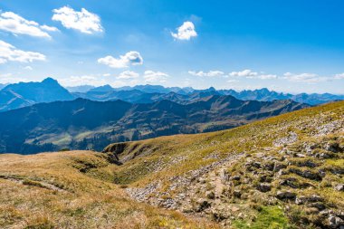 Allgau Alplerinde Kleinwalsertal 'da Hohe Ifen' de muhteşem bir yürüyüş.