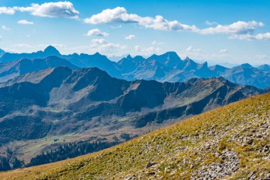 Allgau Alplerinde Kleinwalsertal 'da Hohe Ifen' de muhteşem bir yürüyüş.