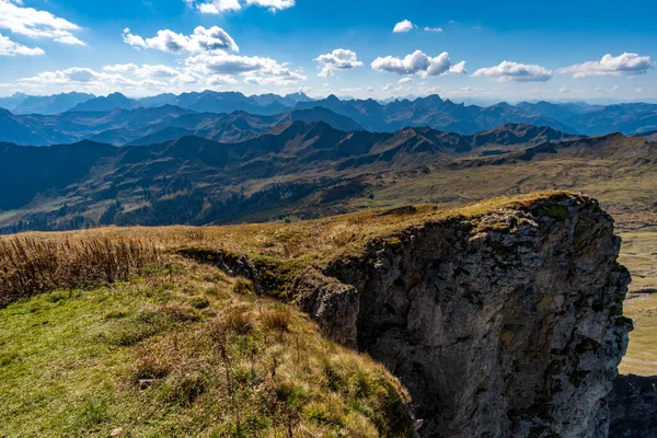 Allgau Alplerinde Kleinwalsertal 'da Hohe Ifen' de muhteşem bir yürüyüş.