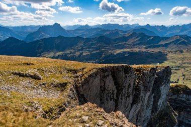 Allgau Alplerinde Kleinwalsertal 'da Hohe Ifen' de muhteşem bir yürüyüş.