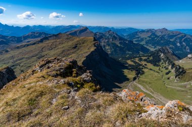 Allgau Alplerinde Kleinwalsertal 'da Hohe Ifen' de muhteşem bir yürüyüş.