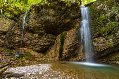 Allgau 'daki Gunzesried vadisinde Aachtobel' in güzel doğası boyunca