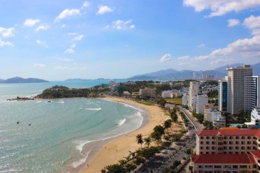 Nha Trang 'daki güzel sahil ve deniz manzarası.